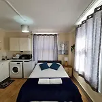 Lovely Private Room Near Central London