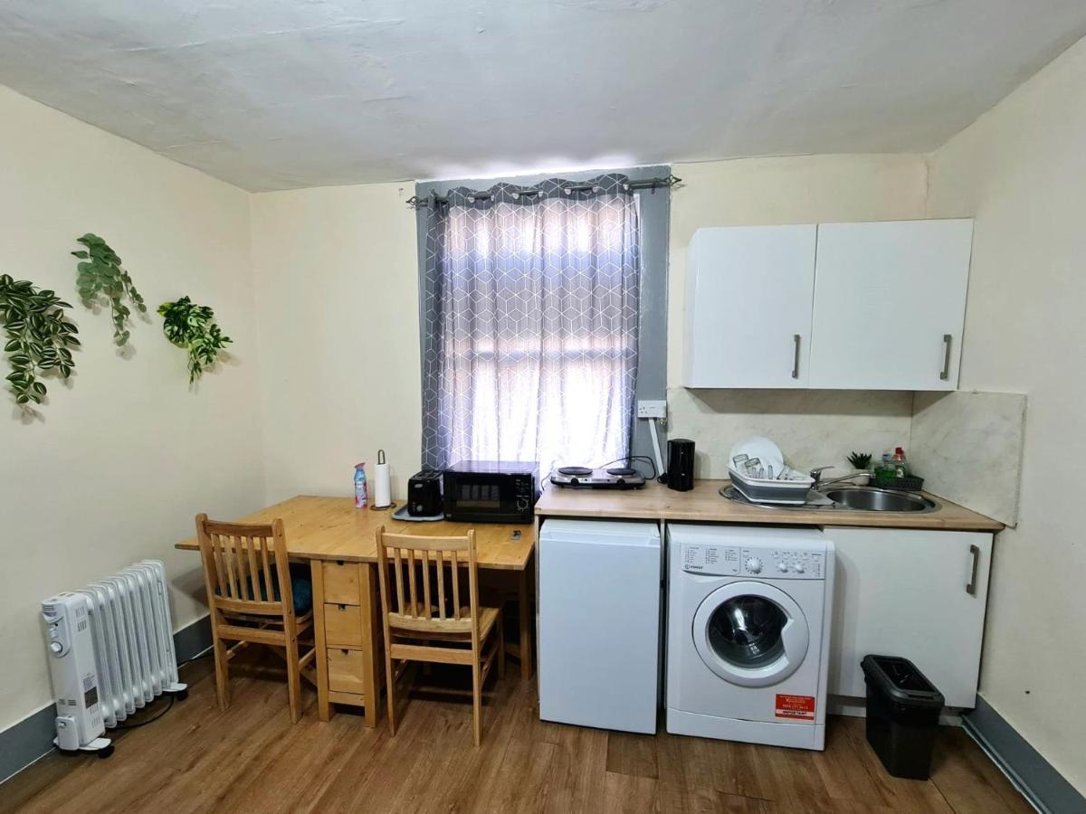 Lovely Private Near Central Appartement Londen