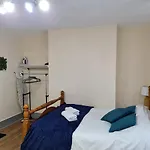 Lovely Private Room Near Central London